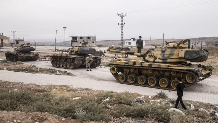 Nhưng trước diễn biến tại thực địa khi quân đội chính phủ Syria (SAA) đẩy mạnh các cuộc tấn công dưới sự yểm trợ của không quân Nga thì Thổ Nhĩ Kỳ đã cảm thấy khó lòng ngồi yên.