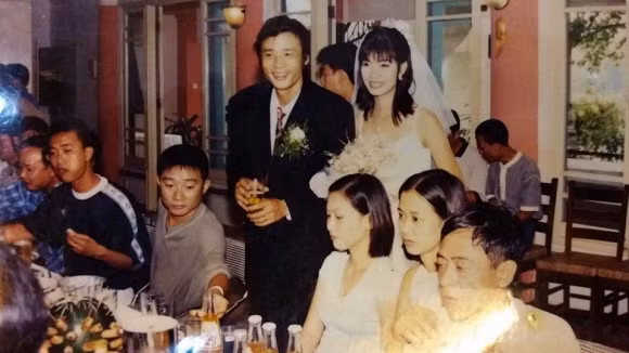 Thay vì nhắn nhủ những lời ngọt ngào, sến súa đến vợ khi kỷ niệm 20 năm ngày cưới, diễn viên "Cảnh sát hình sự" - Võ Hoài Nam nửa đùa nửa thật viết: "Thoắt cái, đã tròn 20 năm ngày bọn nó bắt được nhau. Sắp rồi, chỉ 40 năm nữa thôi là đường ai nấy đi nhé! Khỏi vướng".