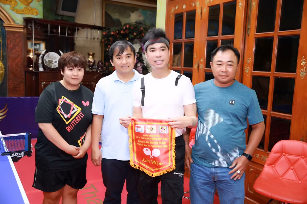 Ngoc Son gay soc bien phong khach biet thu 100 ty thanh san bong ban-Hinh-6