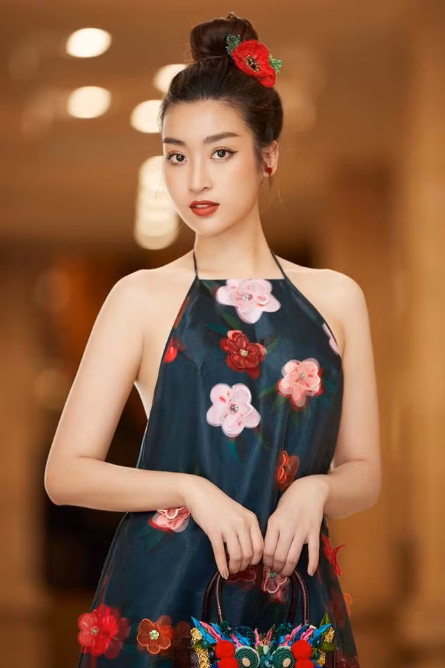 Kết thúc nhiệm kỳ hoa hậu, Đỗ Mỹ Linh cũng nhận bằng tốt nghiệp trường đại học thuộc hàng danh tiếng.