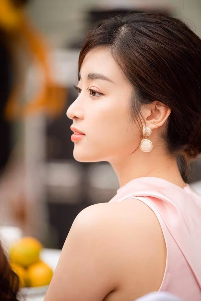 Ngoài giám khảo Hoa hậu Việt Nam 2018, Đỗ Mỹ Linh còn được mời làm Trưởng ban giám khảo cuộc thi Hoa hậu Doanh nhân Việt - Hàn 2019.