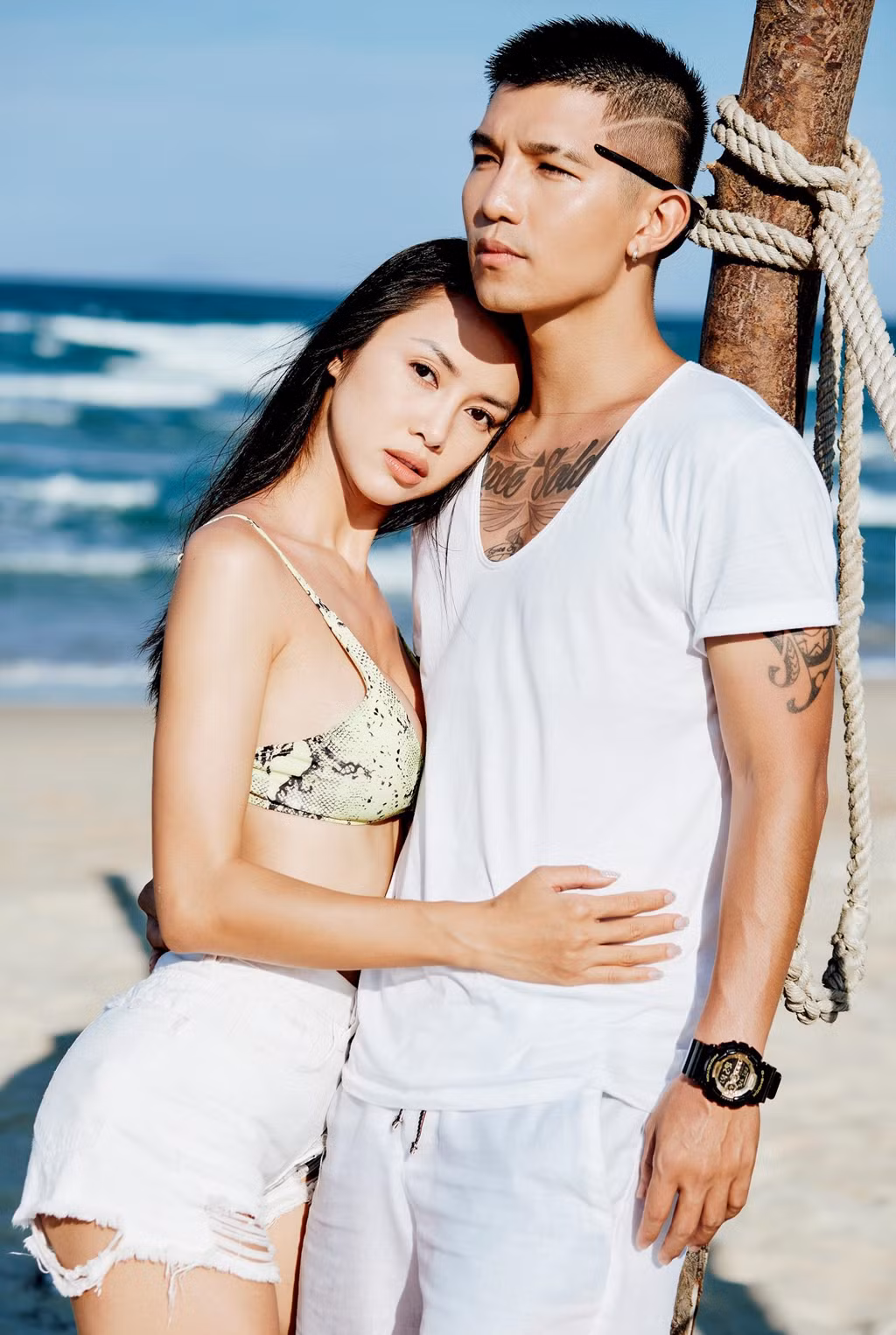 Giải thích lý do mời bạn gái đóng MV, giọng ca sinh năm 1989 khẳng định anh không dùng chuyện tình cảm để PR. Trả lời Zing.vn, nam ca sĩ cho biết: “Sản phẩm do tôi lên ý tưởng chỉ trong vài ngày khi tôi và Ngọc Anh có công việc ở Đà Nẵng. Cùng lúc đó, Khắc Hưng gửi cho tôi bản phối rất hợp với bối cảnh Đà Nẵng. Sẵn có Ngọc Anh ở đó nên tôi mời cô ấy tham gia luôn. Hơn nữa, tôi thấy Ngọc Anh cũng phù hợp với nhân vật nữ trong MV”.
