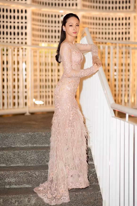 Người đẹp cho biết, một người bạn của cô đã rủ cô cùng đi xem show thời trang vì thấy cô khá khép kín trong cuộc sống. Một phần vì yêu thích thời trang, một phần cũng muốn dự sự kiện để bớt cô đơn nên nàng hậu nhận lời.