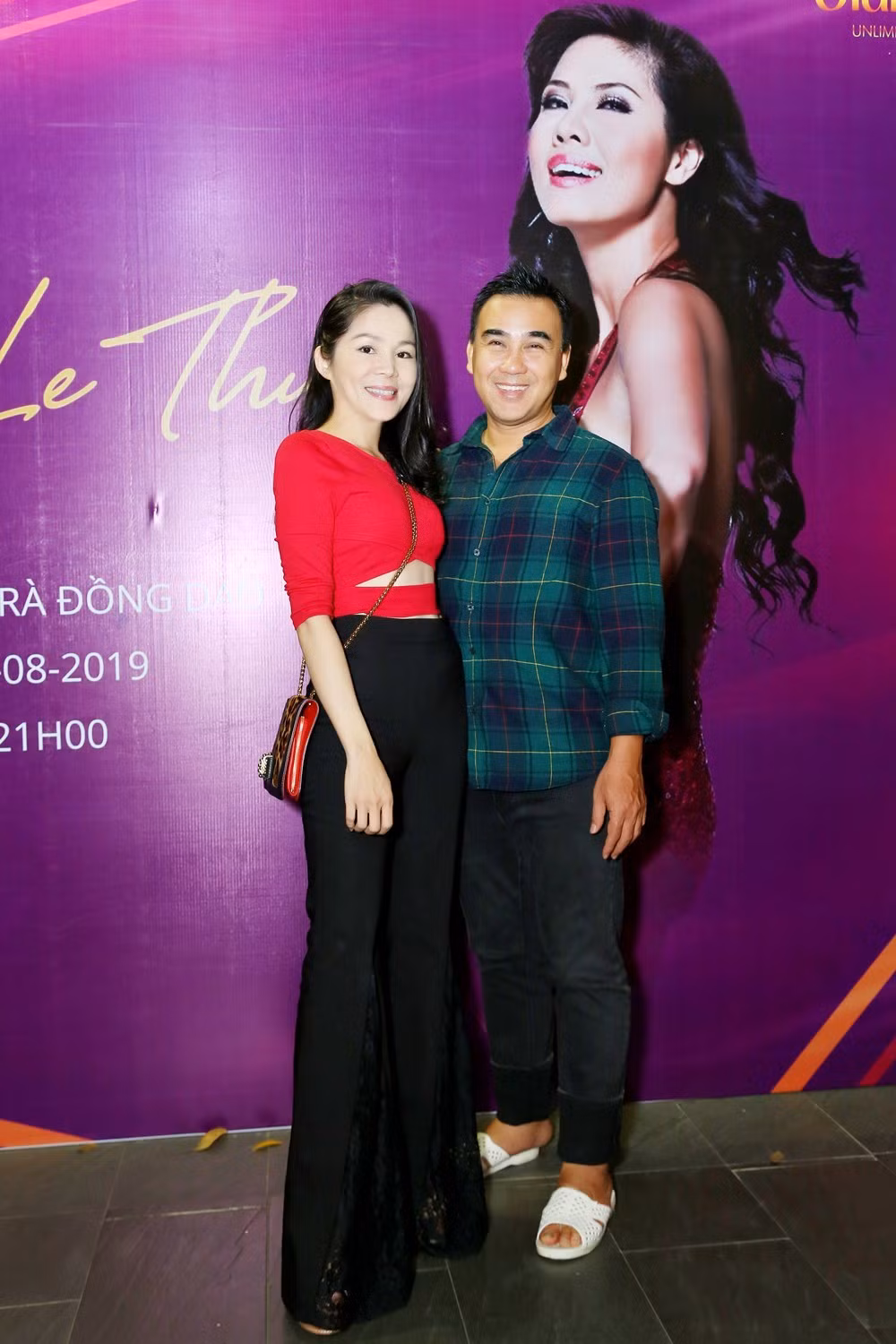 Trái ngược với chồng, Dạ Thảo sành điệu với áo croptop màu đỏ, kết hợp cùng quần cạp cao, giúp khoe vẻ đẹp trẻ trung. Vợ chồng Quyền Linh luôn thể hiện tình cảm trước ống kính.