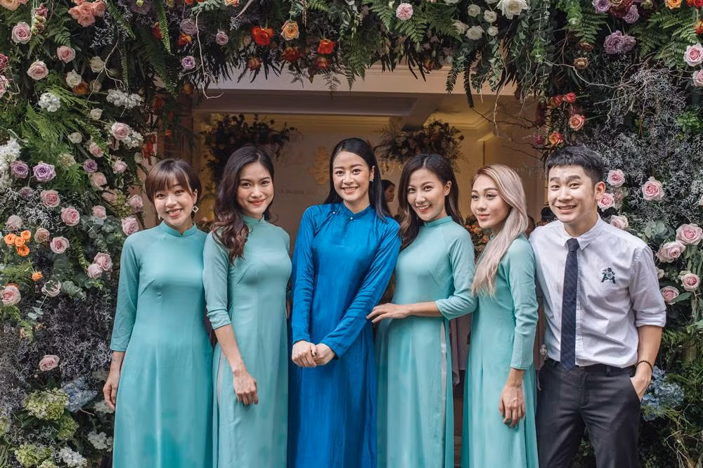 Sau thông tin sắp lên xe hoa được MC "The Voice" Phí Nguyễn Thùy Linh tiết lộ cách đây không lâu. Sáng 13/6 cô đã tổ chức lễ ăn hỏi với sự tham dự của gia đình hai bên cùng bạn bè đồng nghiệp tại VTV.