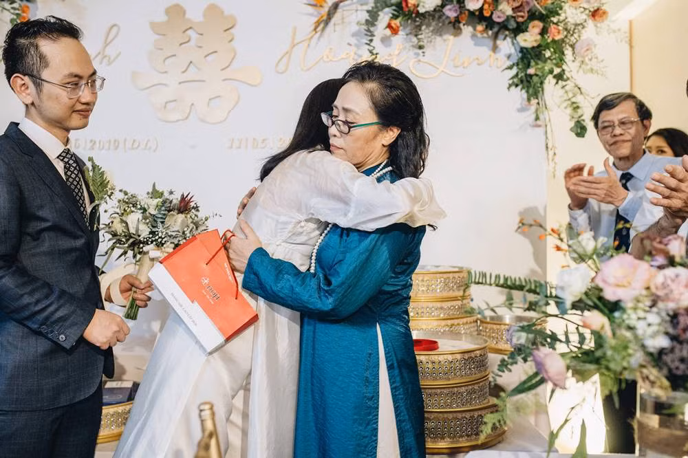 Lễ ăn hỏi của Phí Linh đọng lại không ít khoảnh khắc xúc động khi nữ MC nói lời chào mẹ trước khi lên xe hoa về nhà chồng, trong sự chúc mừng của mọi người.