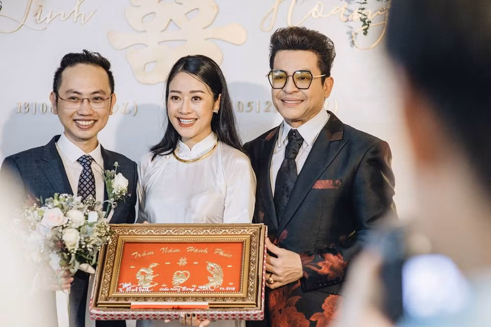 MC Thanh Bạch là một trong những người thầy có ảnh hưởng lớn tới sự nghiệp của Phí Linh. Đó cũng là lý do mà anh không quản đường xa bay từ TP. Hồ Chí Minh ra Hà Nội trong ngày vui của cô học trò.
