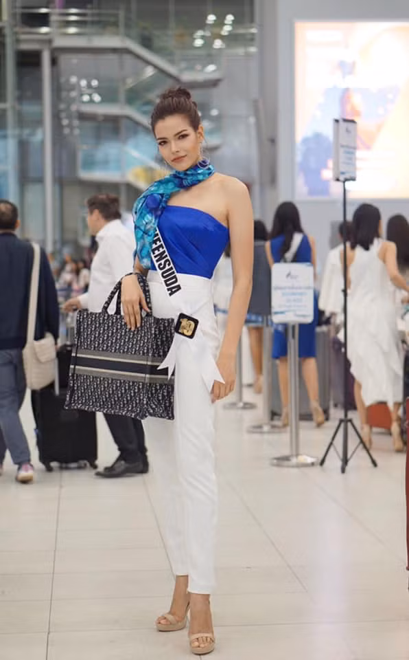 Không chỉ xinh đẹp, Drouin còn sở hữu chiều cao khủng 1,81m. Cô hoạt động với tư cách DJ, người mẫu thời trang.