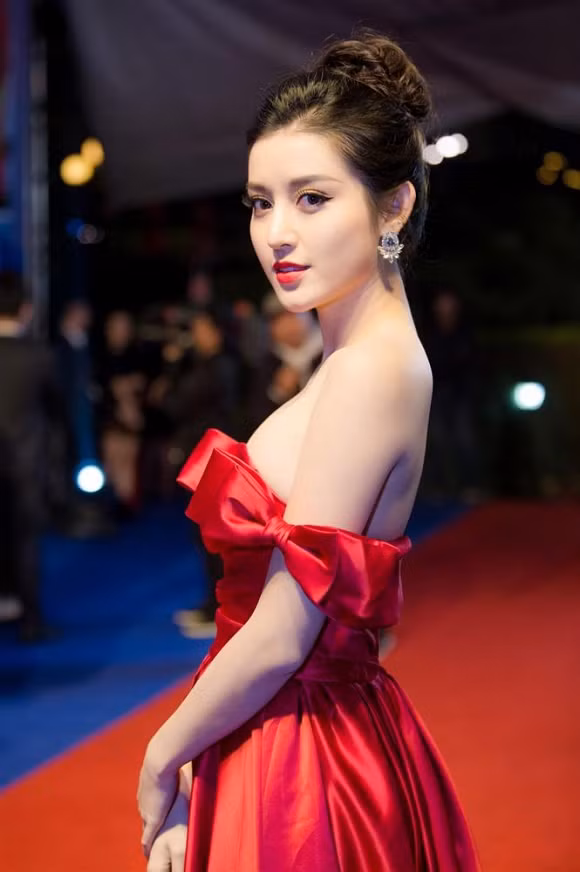 A hau Huyen My bi chi trich vi dang ngoi 