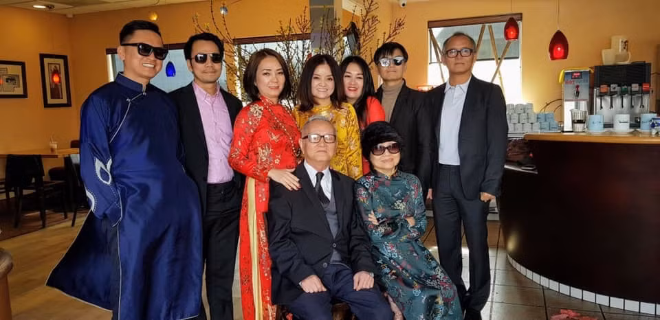Tại Mỹ, anh thường cùng gia đình mặc tà áo dài truyền thống của Việt Nam chụp hình trong mỗi dịp lễ Tết.