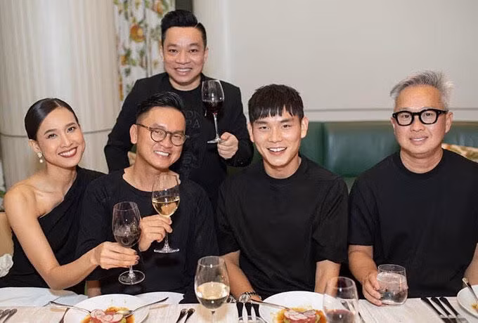 Mới đây, Hoa hậu Dương Mỹ Linh bất ngờ xuất hiện rạng rỡ bên bạn trai Tôn Bảo Anh trong một buổi tiệc cùng bạn bè. Ngoài nhan sắc xinh đẹp của Mỹ Linh, dung mạo của bạn trai cô cũng khiến nhiều người chú ý.