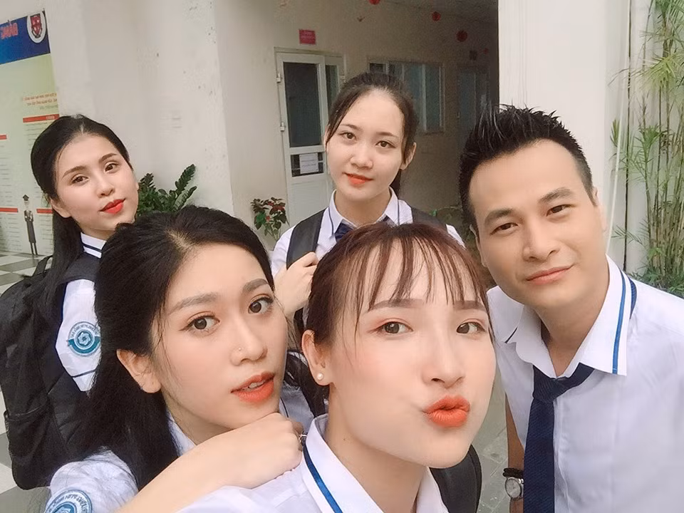 Co gai chup anh nude duoi ho sen: Dong vai quan chung cho du cho