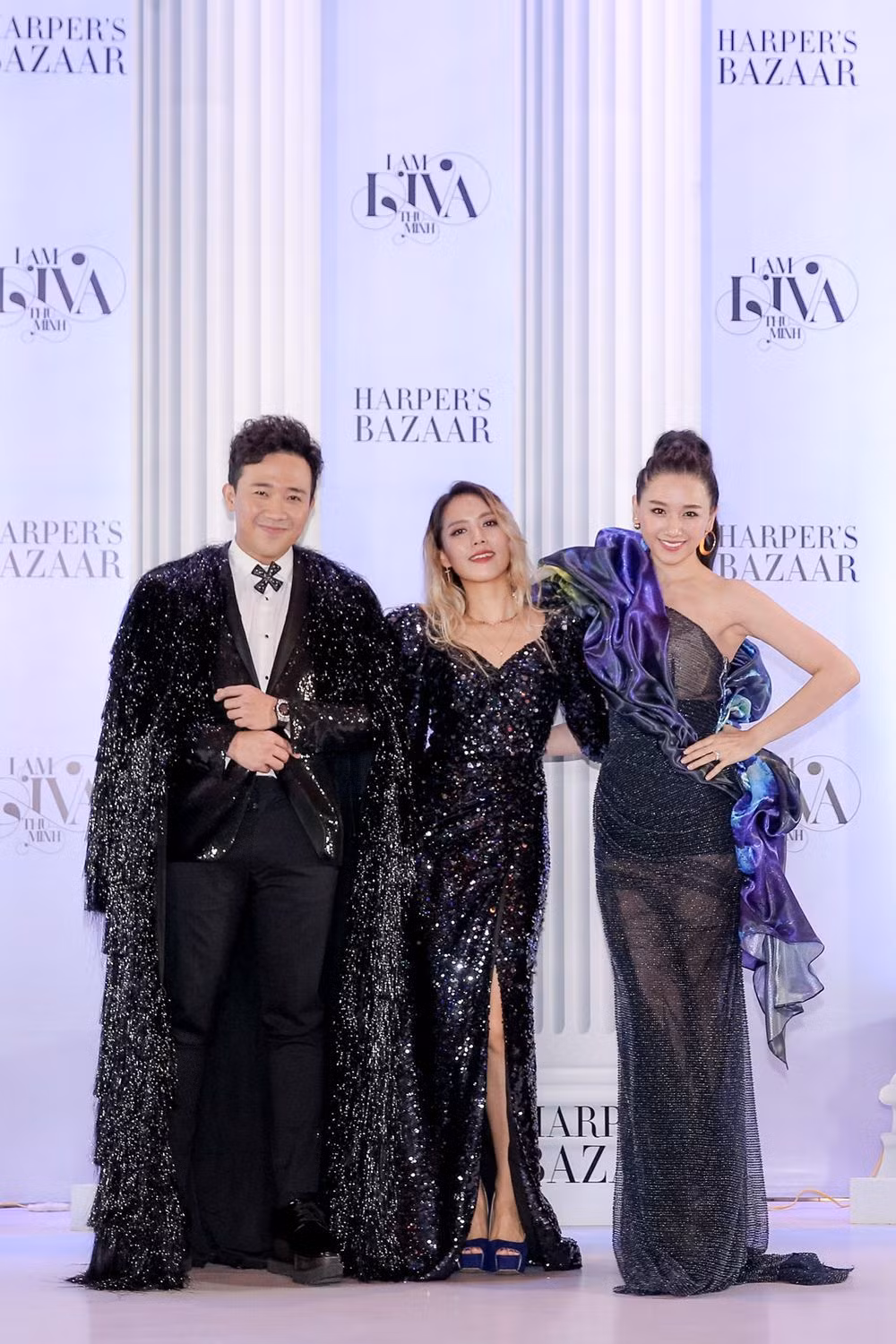 Vợ chồng Trấn Thành - Hari Won xuất hiện bên Diva của Hàn Quốc - So Hyang. So Hyang diện thiết kế đầm đen sequins sang trọng với đường xẻ tà vừa phải. Sau khi sải bước trên thảm đỏ, So Hyang sẽ trình diễn trong show âm nhạc của Thu Minh.