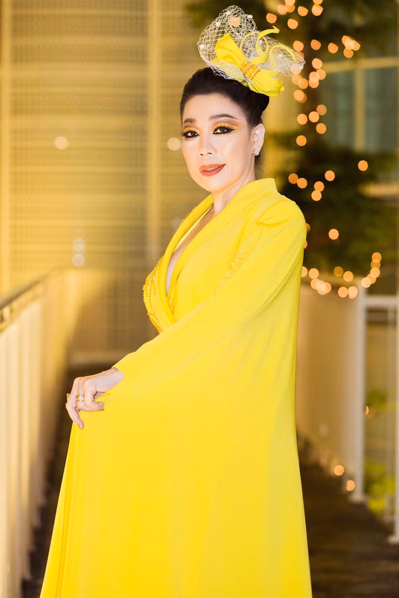 Là người đứng sau hai bộ trang phục dạ hội tạo nên thành công cho H’Hen Niê tại Miss Universe 2018, cũng như kinh nghiệm ngồi ghế giảm khảo tại các cuộc thi sắc đẹp quốc tế, nhà thiết kế Linh Sansẽ ngồi ghế giám khảo để đưa ra những nhận xét chuyên mônnhằm tìm ra bộ trang phục dân tộc phù hợp nhất với Hoàng Thùy.