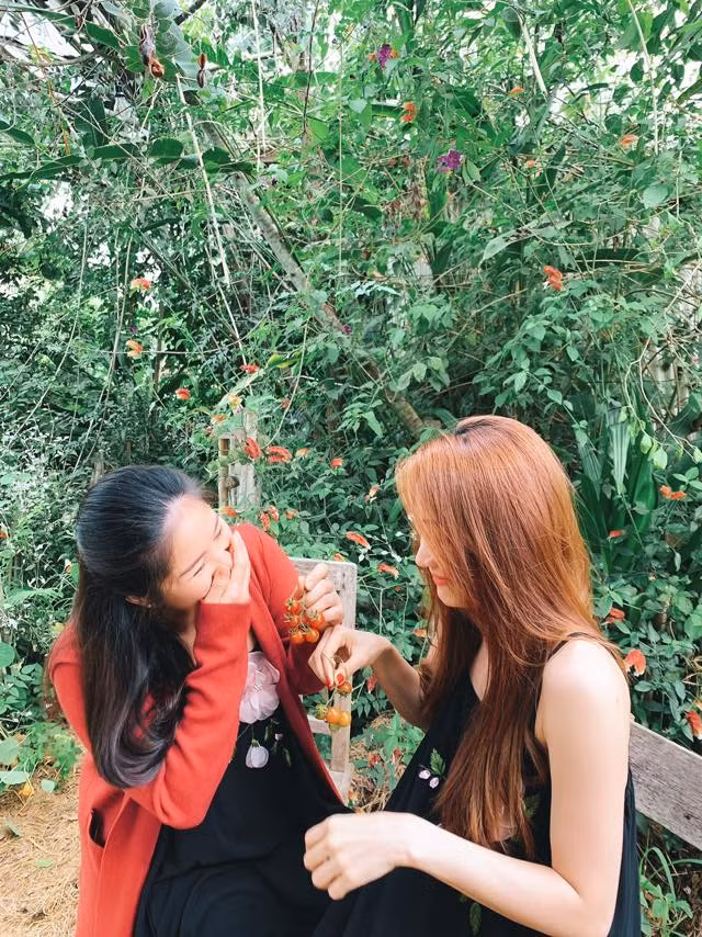 Đặc biệt, trong chuyến đi này Lê Phương có dịp hội ngộ cô bạn thân Ngân Khánh. Tình bạn hơn 10 năm của cả hai khiến khán giả ngưỡng mộ.