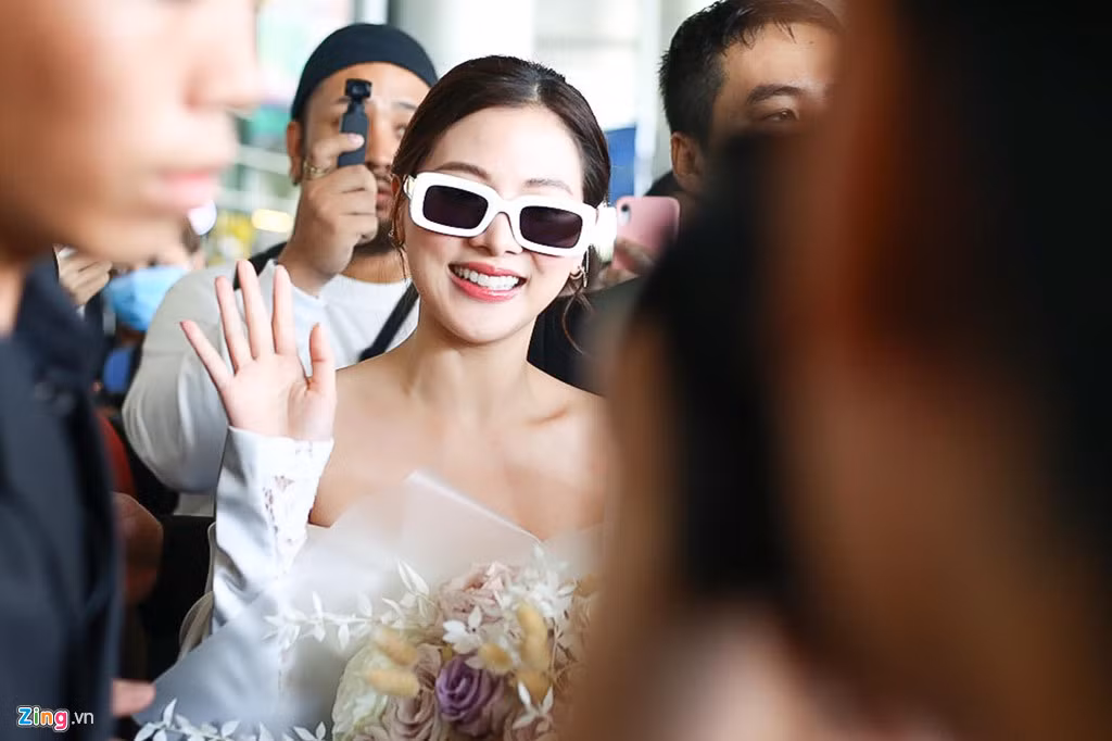 Năm 2013, Baifern Pimchanok vướng vào tin đồn nghiện ma túy khiến công chúng quay lưng. Nữ diễn viên phải lên đi tu tại chùa một thời gian vì không chịu nổi áp lực dư luận. Năm 2017, cô tiếp tục bị nghi ngờ lộ bằng chứng ân ái với bạn trai nơi công cộng. Sau nhiều bê bối nghiêm trọng, nữ diễn viên "lội ngược dòng ngoạn mục", được công chúng đón nhận nhờ những vai diễn ấn tượng trong Friend Zone, Ngọn lửa đam mê, Chiếc lá cuốn bay, Sếp tôi là chằn tinh...