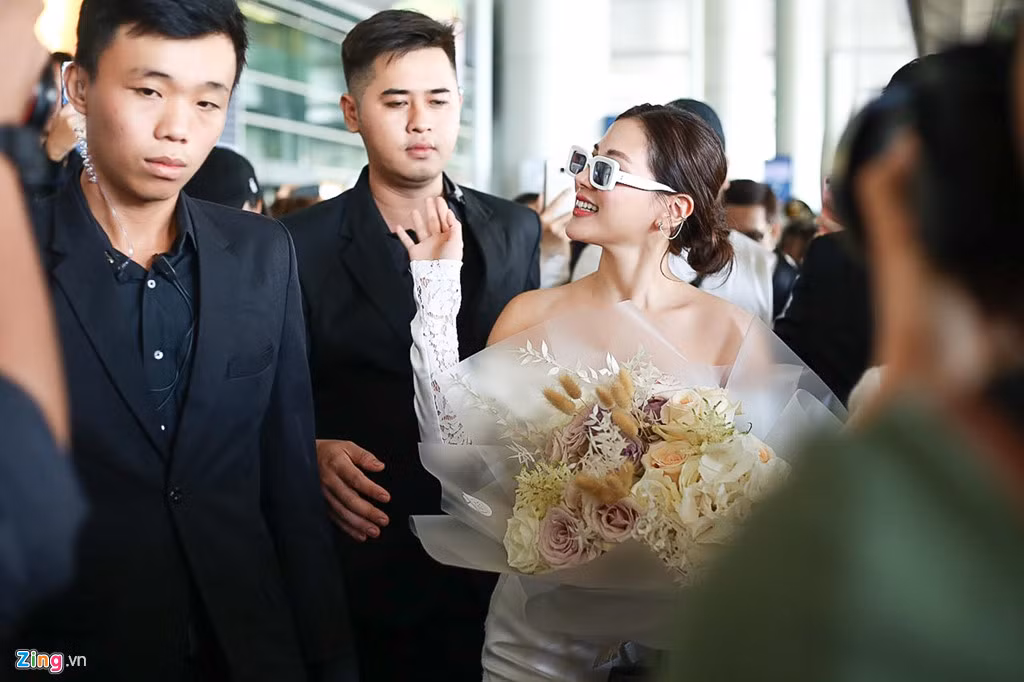 Baifern nở nụ cười rạng rỡ và liên tục vẫy chào người hâm mộ. Cô nhận được nhiều lời khen nhờ tính cách thân thiện. Không ít người tỏ ra bất ngờ vì nhan sắc nổi bật, thân hình mảnh mai nhưng không kém phần quyến rũ của mỹ nhân "Chiếc lá cuốn bay". Ảnh: Bá Ngọc.