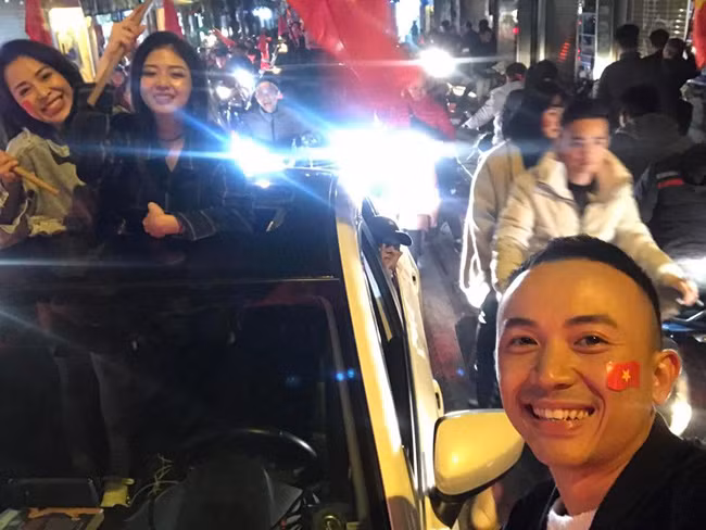 Ngay sau đó, cư dân mạng đã truy tìm được danh tính của cô gái này nhờ vào bức hình Anh Vũ từng đăng và tag (gắn tên) Facebook của bạn gái khi cả hai cùng bạn bè đi cổ vũ ăn mừng bóng đá.