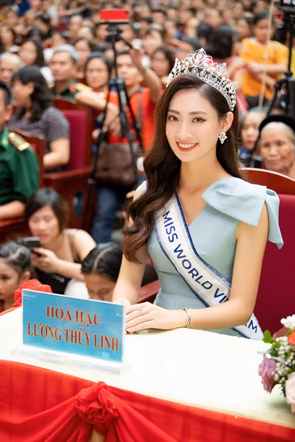Đặc biệt, trong chuyến về thăm quê nhà Cao Bằng sau đăng quang, Tân hoa hậu đã vỡ òa trong hạnh phúc khi được người dân Cao Bằng đón tiếp bằng những cái ôm gần gũi, bằng vòng tay yêu thương của người dân quê thân tình dành cho người con ưu tú của tỉnh Cao Bằng.