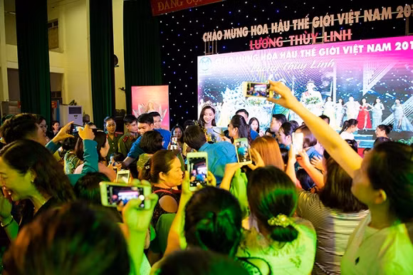Không chỉ vậy, trong không gian nhà văn hóa tỉnh Cao Bằng tối vừa qua là sức nóng không thể tưởng tượng nổi bởi sự có mặt của hàng ngàn người dân yêu mến nàng hậu. Tại buổi lễ trang trọng được tỉnh tổ chức để đón tiếp Tân hoa hậu, Lương Thuỳ Linh đã được trao bằng khen cho cá nhân có thành tích nổi bật.