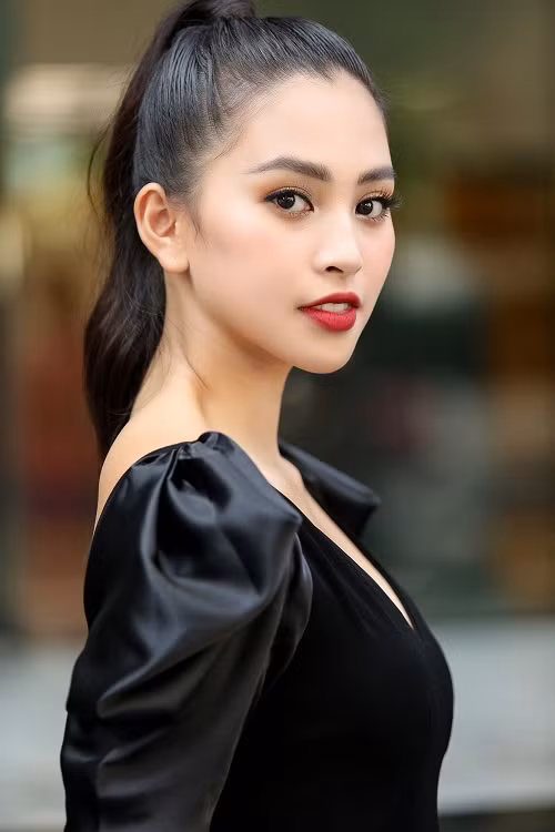  Tiểu Vy diện thiết kế màu đen khoe nhan sắc rạng rỡ.
