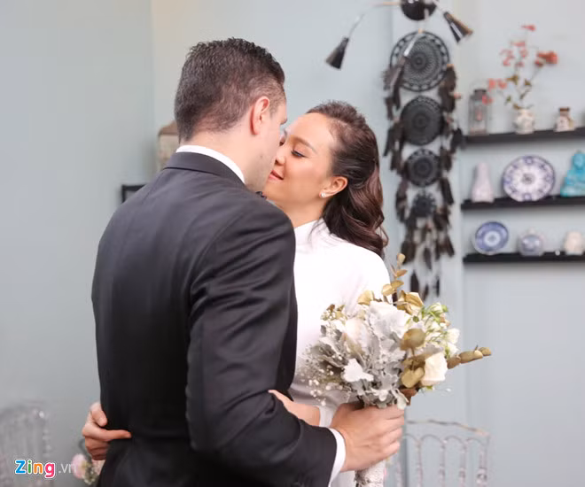 Chú rể dành cho cô dâu nụ hôn ngọt ngào. MC Phương Mai chia sẻ cô và bạn trai có chung nhiều sở thích như yêu mèo, đi du lịch. Marcin cũng là người thấu hiểu và luôn kiên nhẫn với cô.
