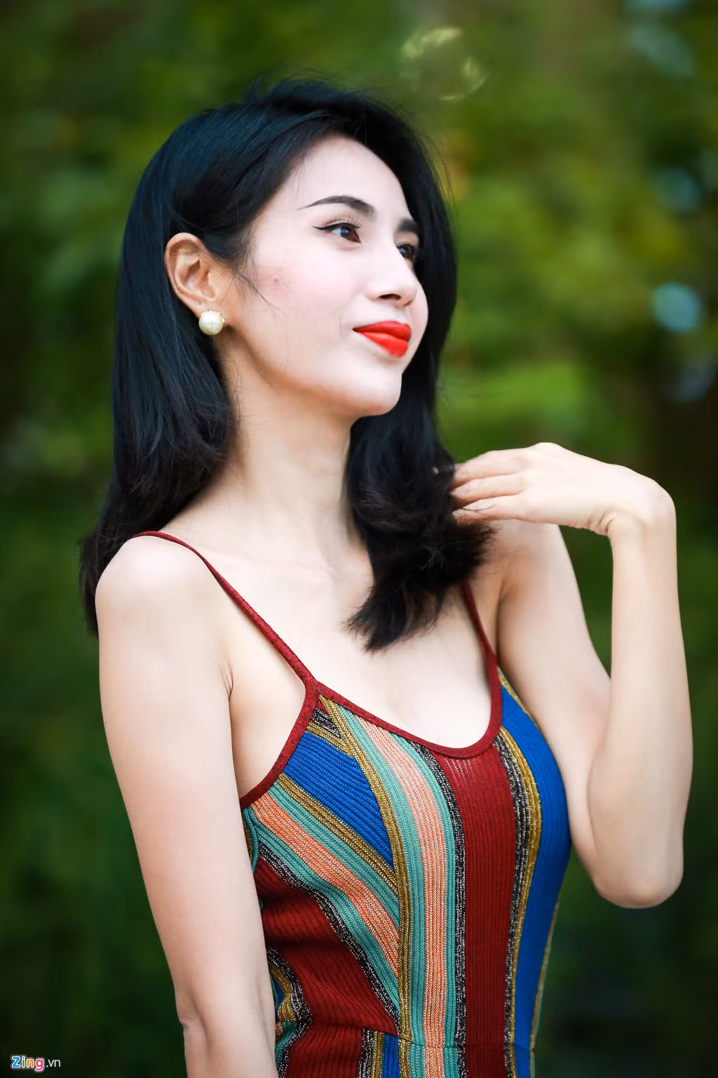 Theo Thủy Tiên, vợ chồng kiếm tiền được nhưng tiêu tiền cũng khá tốn kém. Cô kể mỗi tháng, cả hai phải chi trả gần 200 triệu đồng. Cô cho hay: "Không chỉ lo cuộc sống của gia đình, chúng tôi phải lo cho gia đình hai bên, tiền lương nhân viên. Đôi lúc, tôi cũng cảm thấy bị áp lực".