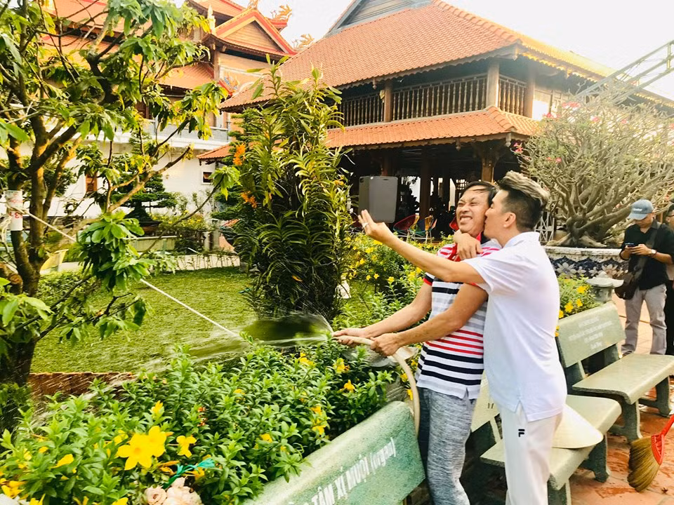 "Biết ơn anh Hoài Linh, ghi nhớ suốt đời cơ hội vàng mà anh đã dành cho em. Cảm tạ anh đã hy sinh tiền của cá nhân để có được đền thờ Tổ nguy nga, lộng lẫy và thiêng liêng như thế này".