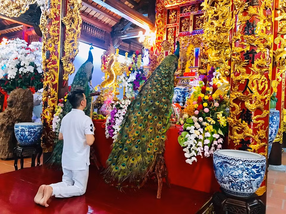"Kính dâng lên Tổ Nghiệp với lòng kính trọng và yêu quý của con 2 lễ vật để chầu Ngài. Con mong là nơi bàn thờ Tổ đã đẹp, đã rực rỡ, uy nghi dưới bàn tay chăm sóc của anh Hoài Linh sẽ có thêm một chút lung linh từ 2 lễ vật này của con kính dâng lên Tổ Nghiệp", Đàm Vĩnh Hưng bày tỏ.