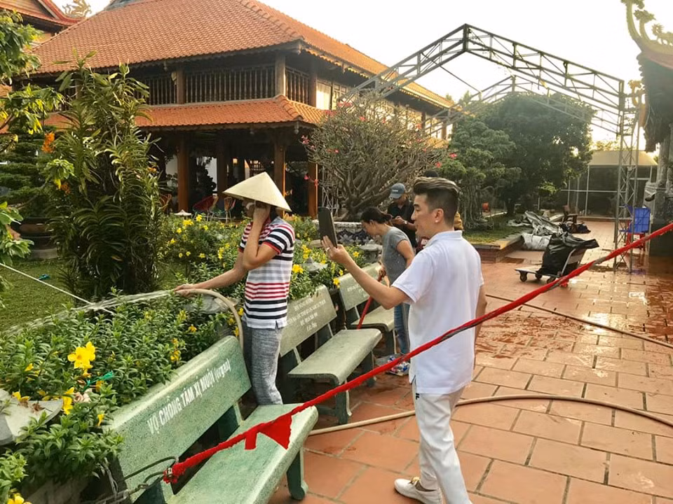 Cùng với vật phẩm dâng Tổ nghiệp, Đàm Vĩnh Hưng còn tỏ lòng biết ơn tới danh hài Hoài Linh - người đã giúp đỡ Đàm Vĩnh Hưng rất nhiều khi anh mới vào nghề.