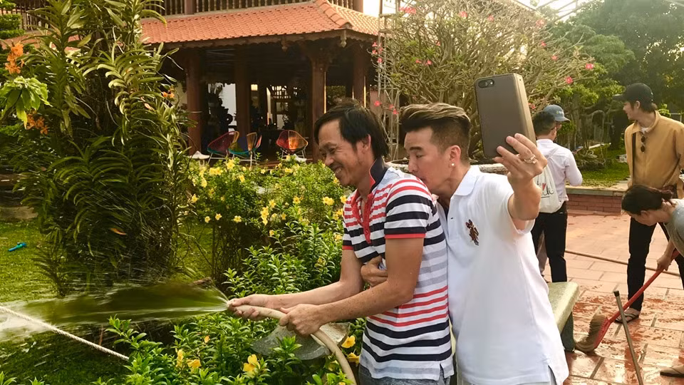 "Cầu mong cho sân khấu Việt Nam được nhiều vinh quang, danh tiếng vượt khỏi khu vực, anh chị em nghệ sỹ ai cũng sống sung túc với nghề mà Tổ đã để lại", Đàm Vĩnh Hưng chia sẻ khi đi cúng Tổ nghiệp.
