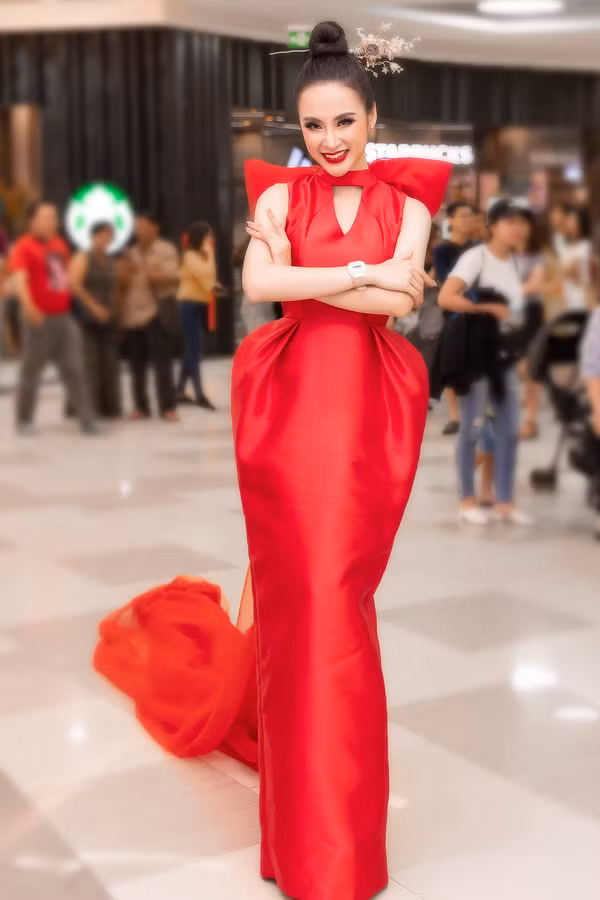 Suốt thời gian qua, diễn viên Angela Phương Trinh khá im ắng trong công việc nghệ thuật. Cô dành chủ yếu thời gian để đi chùa, tập gym.
