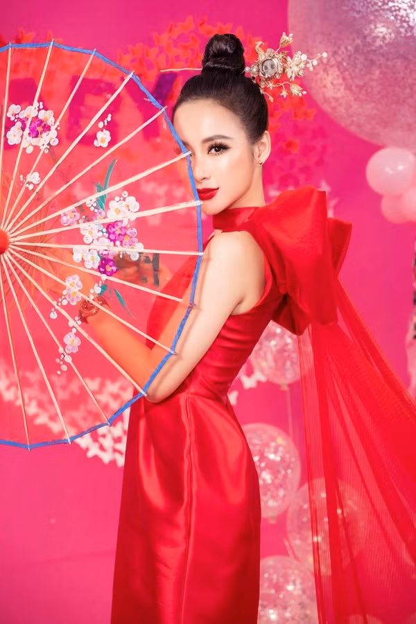Lần hiếm hoi dự sự kiện, diễn viên 25 tuổi diện váy đỏ, phom đồng hồ cát. Phía sau trang phục được gắn áo choàng dài quét đất.
