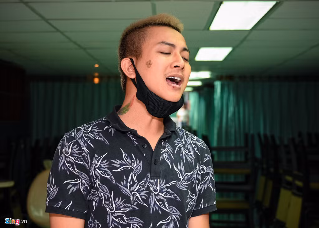 Tối 13/7, Hoài Lâm cùng các đồng nghiệp tập luyện chuẩn bị cho live show Phù thổ và 8 nàng tiên. Đây là chương trình đánh dấu sự trở lại của quán quân Gương mặt thân quen 2014 sau gần một năm ở ẩn. Thời gian ngừng ca hát, Hoài Lâm từng kiếm sống bằng nghề lái xe. "Công việc này Hoài Lâm làm trong một tháng, giúp cậu ấy kiếm tiền và có cảm nhận, hiểu hơn về cuộc sống", quản lý nam ca sĩ nói.