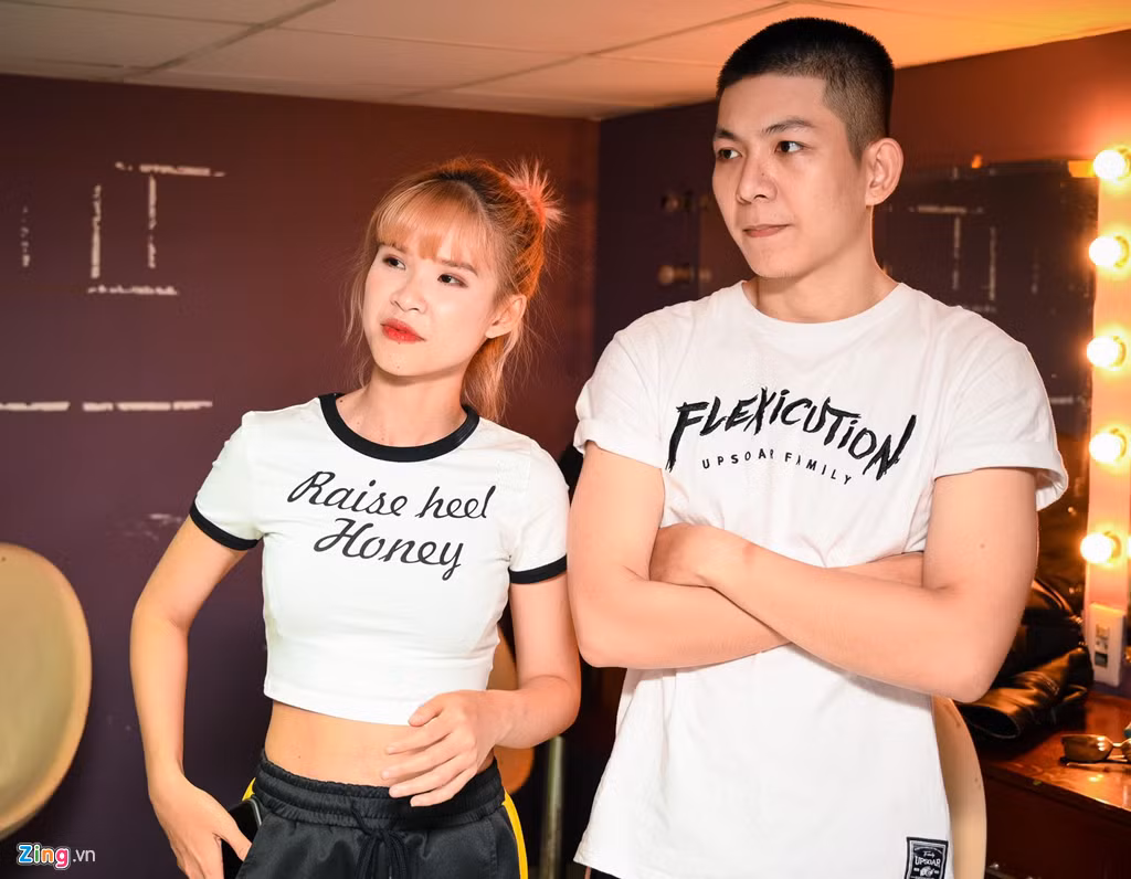 Vợ chồng Khởi My và Kelvin Khánh diện đồ cùng tông đi tập kịch. Sau đám cưới, giọng ca Người yêu cũ ít xuất hiện và kín tiếng về đời sống riêng tư.