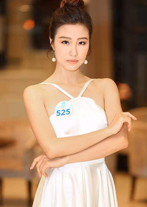 Thí sinh Nguyễn Phương Hoa gợi cảm với đầm trắng. Cô sinh năm 1995, quê Hải Dương.