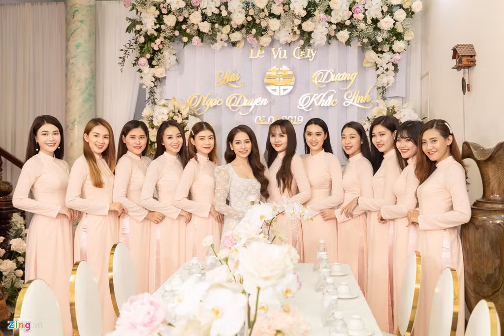 Theo chia sẻ từ phía Sara Lưu, gia đình chú rể sẽ có mặt tại nhà cô dâu vào lúc 10h sáng. Lễ rước dâu sẽ diễn ra vào 13h và tiệc cưới Dương Khắc Linh được tổ chức vào 18h cùng ngày.