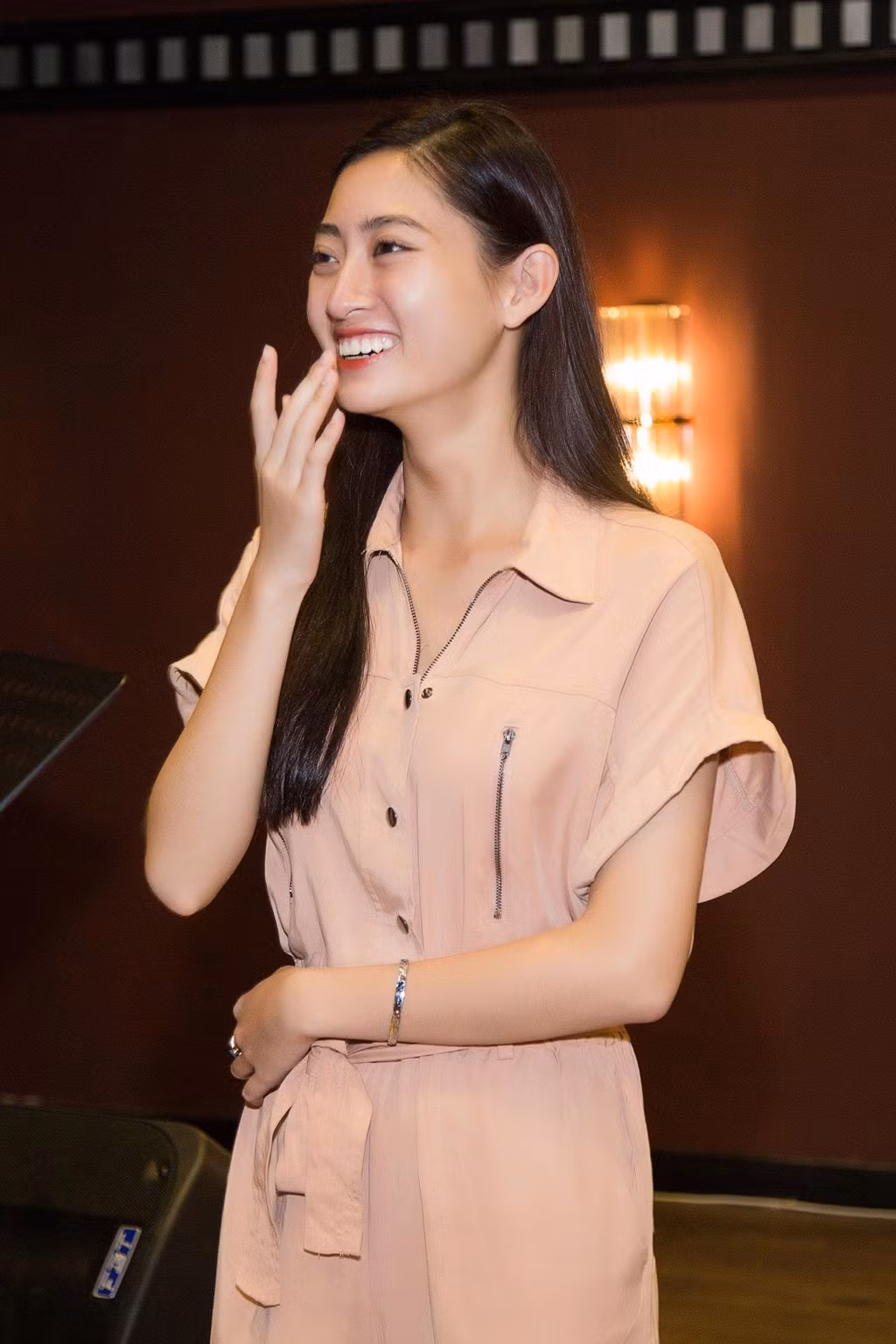 Lương Thùy Linh cùng tuổi Tiểu Vy, đều là những cô gái giành được vương miện khi còn rất trẻ. Cô sinh ra trong một gia đình cơ bản, có mẹ là Giám đốc Kho bạc Nhà nước tỉnh Cao Bằng, song lối sống khá giản dị. Thùy Linh từng chia sẻ cô thường mặc đồ Việt Nam xuất khẩu, giá 60.000 đồng.