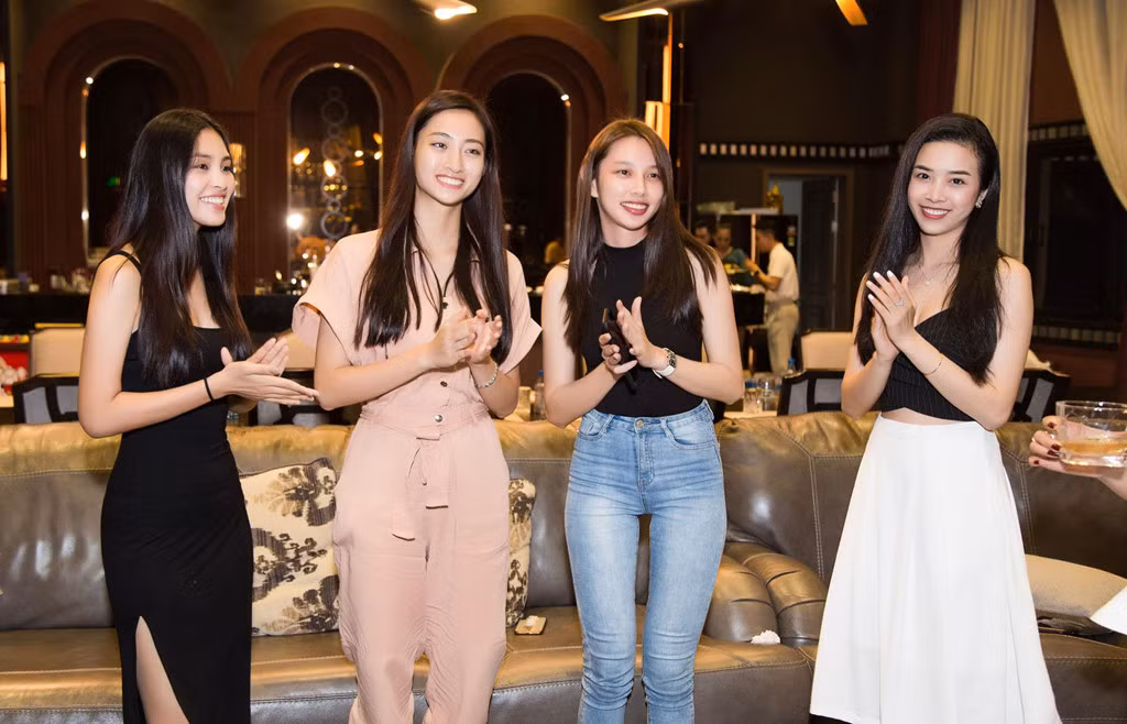 Hoa hậu Việt Nam 2018 Tiểu Vy cũng không trang điểm cầu kỳ, khoe dáng trong chiếc váy đen ôm sát cơ thể. Gần đây, phong cách thời trang của 10X được nhận xét gợi cảm hơn thời điểm mới đăng quang.