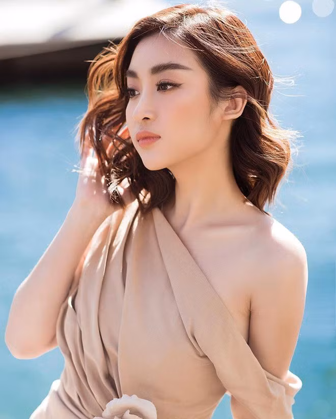 Không chỉ cởi mở hơn trong việc chia sẻ tâm sự về tình yêu, Mỹ Linh cũng theo đuổi phong cách thời trang gợi cảm hơn sau khi hết nhiệm kỳ hoa hậu.