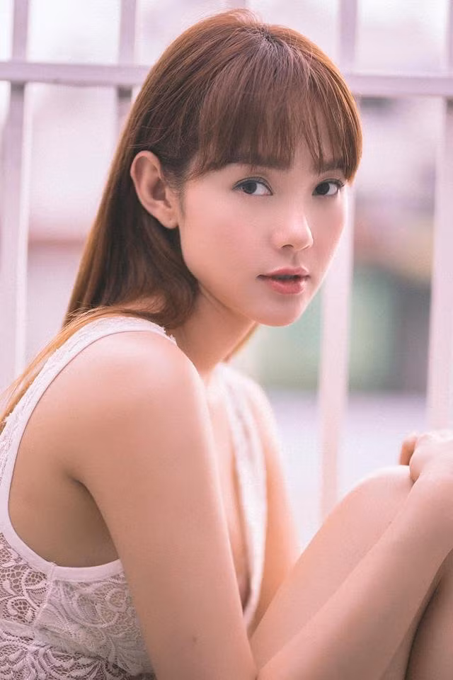 Từ đầu năm đến nay, Minh Hằng ít tham gia các hoạt động showbiz. Cô dành nhiều thời gian đi du lịch, tận hưởng cuộc sống. Trong talk show gần đây, nữ ca sĩ tâm sự cô đã có bạn trai, gắn bó suốt 3 năm. Nhưng Minh Hằng không tiết lộ về danh tính nửa kia của mình.