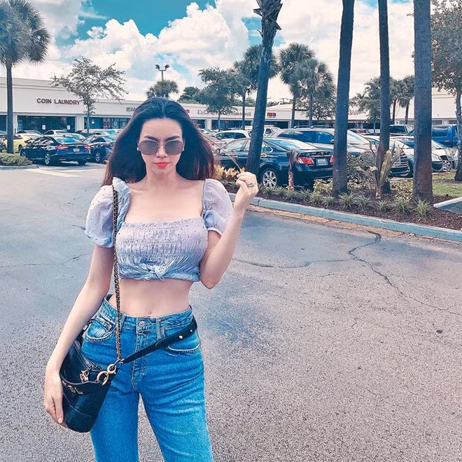 Những bộ đầm màu sắc rực rỡ, đa dạng họa tiết hoặc crop top khoe eo được 8X khai thác triệt để.