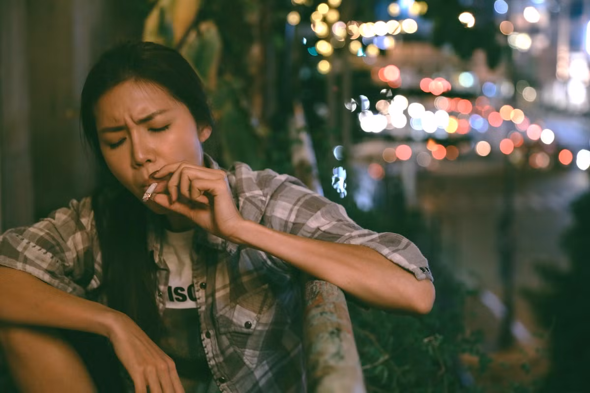 Minh Tu gay soc voi hinh anh “chat choi”, vo tu hut thuoc
