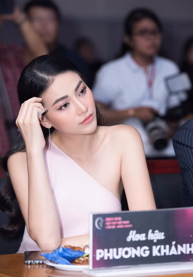 Sau những lùm xùm khi mới đăng quang, Phương Khánh tiếp tục vướng thị phi. Cô bất hòa với ông bầu Phúc Nguyễn, đơn vị nắm bản quyền cuộc thi Hoa hậu Trái đất tại Việt Nam, bị ông bầu tố vô ơn.