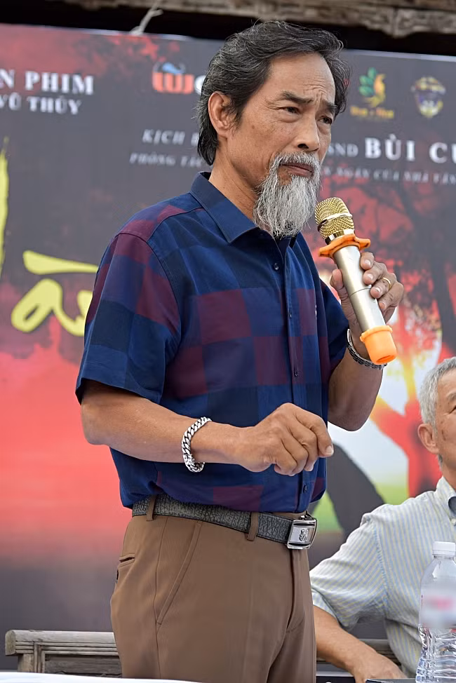 Với mong muốn giải toả thắc mắc của mọi người về vai diễn Lão Hạc, nghệ sĩ Viết Liên cho biết: “Nhiều người hỏi tôi có áp lực không? Có sợ người ta nói mình không hợp vai. Thành thật, tôi biết sẽ có sự so sánh. Bởi những người đảm trách vai Lão Hạc thế hệ trước đều là những tên tuổi lớn, có cả cố nhà văn Kim Lân. Riêng tôi, ở thế hệ sau, tôi thừa nhận đó là thách thức lớn”.