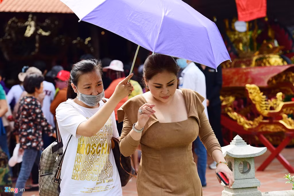 Nghệ sĩ Lê Giang đến nhà thờ Tổ vào trưa ngày 10/9. Cô lặng lẽ đến dâng hương lên bàn thờ Tổ nghiệp. Sau đó, nữ diễn viên nhanh chóng rời khỏi nhà thờ Tâm linh Việt.