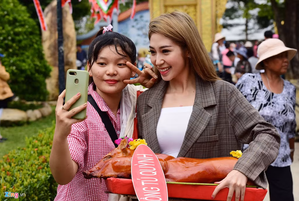 Nữ ca sĩ Khổng Tú Quỳnh mang hiện vật tới dâng lên Tổ nghiệp trong ngày giỗ Tổ nghề. Cô vui vẻ, rạng rỡ chụp ảnh cùng người hâm mộ.
