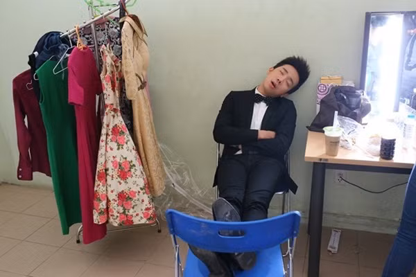 Vì quá mệt mỏi nên Trấn Thành phải tranh thủ ngủ trong hậu trường với điều kiện chỉ là hai cái ghế.