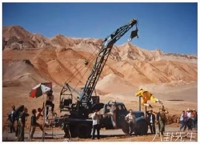 Trên phim Tôn Ngộ Không cưỡi cân đẩu vân bay lượn khắp nơi nhưng hậu trường thì nhờ hết vào ê-kíp và máy cần cẩu.