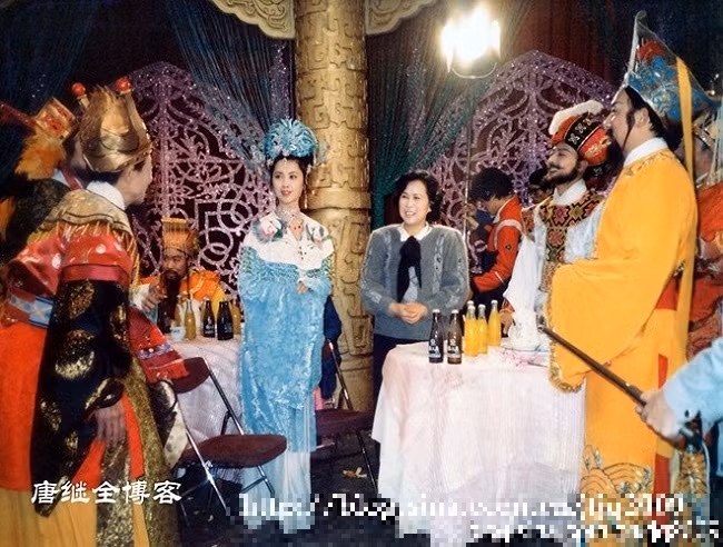 Đoàn làm phim tổ chức tiệc ngọt liên hoan. Dù chưa tẩy trang nhưng ai cũng rất vui vẻ, hào hứng nhập tiệc.